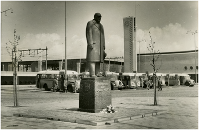 227096 Standbeeld van Anton Philips van Oswald Wenckebach.Op de achtergrond autobussen voor het station, 1955