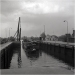 227323 Binnenvaartschepen varen Sluis 8 binnen, op de achtergrond Kanaaldijk Z.O, 10-05-1967