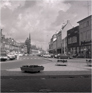 227336 Markt, met rechts o.a. de EDAH en bioscoop Centraal, 22-09-1967