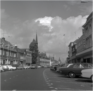 227376 Markt, met rechts de bioscoop Centraal, 22-09-1967