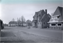 227409 Dorpsstraat, gezien in de richting van de kiosk en Gerwenseweg, met rechts stomerij Meulendijks met links ...