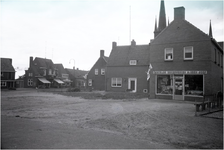 227410 Dorpsstraat, gezien vanuit de St. Trudostraat. Rechts de chocolade en suikerwerken winkel van Van Uden-Van Hoof, 1980