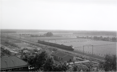 227433 De trein op de spoorlijn Helmond - Deurne passeert missiehuis Christus Koning, 1960 - 1970