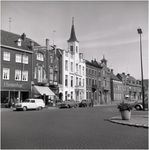 227474 Markt, gezien in de richting van de Marktstraat. Het witte gebouw is uitleenbibliotheek en openbare leeszaal ...