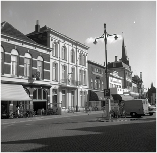 227495 Markt, met links bioscoop Centraal, 1960 - 1970