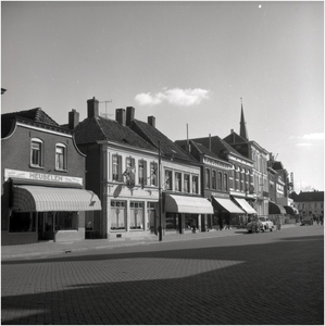 227507 Markt, gezien in de ric hting van Bioscoop Centraal, vooraan links een meubelzaak, 1960 - 1970
