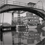 227531 Havenweg, gezien van onder de voetgangersbrug met op de hoek met de veestraatbrug lunchroom De Brug, 1950