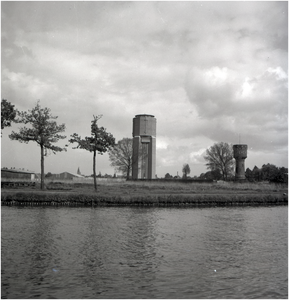 227552 Watertorens aan de Torenstraat, gezien vanaf de Kanaaldijk N.O, 1956