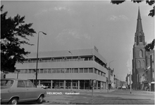 227646 Kerkstraat, met links op de hoek de Rabobank en op de achtergrond de RK Lambertuskerk op nr. 54, 22-09-1967