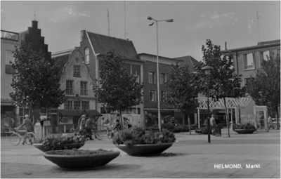 227654 Markt, met apotheek van Hoeck en het pand van de Centrale Ziekenfonds, 1965 - 1975