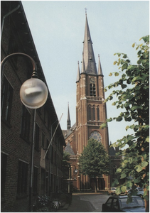 252988 Koningsplein, gezien in de richting van de RK-kerk Heilige Maria Presentatie aan de Kerkstraat met nr. 2. Links ...
