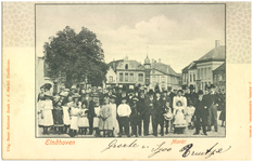 15393 Bezoekers en inwoners van de Markt. Op de achtergrond het torentje van de Olifant, 1902