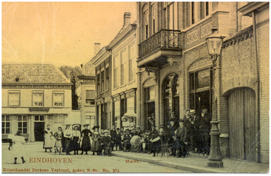 15409 Markt met op de achtergrond Koffiehuis en Graanbeurs F. Raijmakers, 1900 - 1910