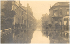 15424 Stormschade : overstroming van de St. Catharinastraat, met rechts de ambachtschool. Met links de ...