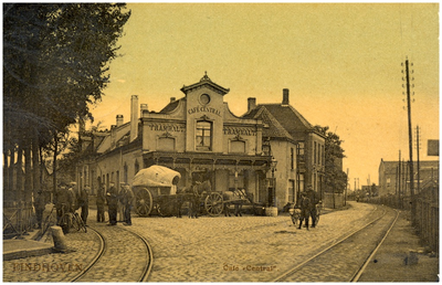 15463 Kruispunt van de Emmasingel en de Parallelweg (rechts) : met paardenwagens en een hondenkar voor café Tramhalt, 1908