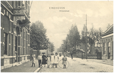 15466 Willemstraat : met links het herenhuis van de fabrikant Everard Keunen en op de achtergrond de overweg van het ...