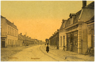 15529 Hoogstraat met links op de hoek van de Gestelsestraat café Kneepkens. Rechts de winkel van huishoudelijke ...