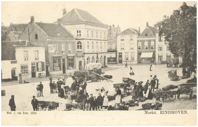15564 Weekmarkt: het aan- en verkopen van produkten. Links op de achtergrond het snoepwinkeltje van Bertha van der ...
