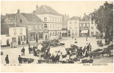 15564 Weekmarkt: het aan- en verkopen van produkten. Links op de achtergrond het snoepwinkeltje van Bertha van der ...