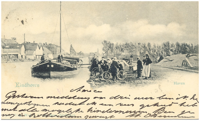 15590 Het laden- of lossen van een binnenvaartschip in het Eindhovens kanaal, 1890 - 1900