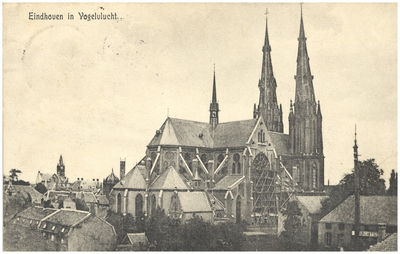 15592 Panorama gezien in de richting van de Catharinakerk, met links daarvan de synagoge in de kerkstraat. De gevel met ...