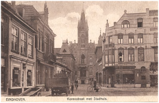 15632 Korenstraat, gezien vanaf de Markt met op de achtergrond het raadhuis in de Rechtestraat, 1910 - 1920