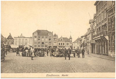 15634 Weekmarkt. Met op de achtergrond Café restaurant De Bijenkorf en de Zuid Nederlandse Handelsbank, 1905 - 1915