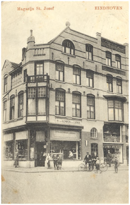 15692 Magazijn St. Jozef, op de hoek van de Markt en de Jan van Hooffstraat, 1915 - 1935
