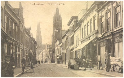 15704 Rechtestraat, met rechts het raadhuis, 1910 - 1920