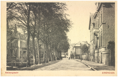15719 Keizersgracht : met links langs de bomenrij de stadsgracht en op de achtergrond het postkantoor, 1910 - 1920