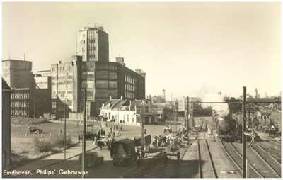 15742 Philipsfabrieken, Emmasingel : met rechts het laagspoor met een stoomtrein, 1910 - 1920