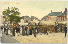 15813 Weekmarkt : met bezoekers in klederdracht, 1912