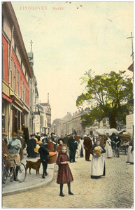 15814 Weekmarkt : met bezoekers in klederdracht, 1900 - 1910