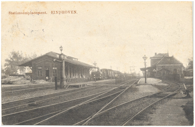 15834 Spoorwegemplacement, met rechts het eerste stationsgebouw, 1901 - 1910