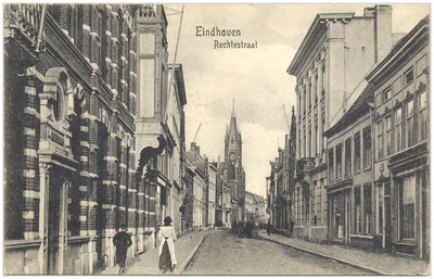 15853 Rechtestraat met op de achtergrond het raadhuis, 1900 - 1910