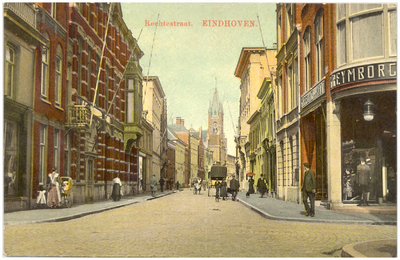 15882 Rechtestraat, met rechts kledingzaak Kreymborg en op de achtergrond het raadhuis, 1908 - 1910