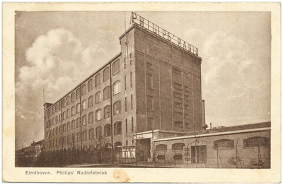 15906 Papier- en kartonnagefabriek van Philips, Kastanjelaan. Met reclame voor 'Philips Radio', ca. 1935
