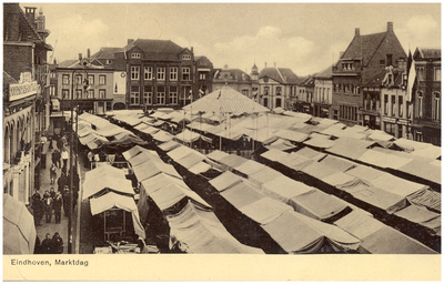 15923 Panorama op de weekmarkt : kramen, 1916 - 1940