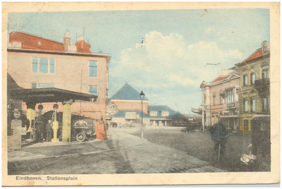 15933 Stationsplein, met links een tankstation en op de achtergrond het station, 1916 - 1940
