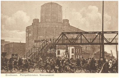 15937 De voetgangersbrug van de spoorwegovergang naar Woensel. Op de achtergrond de Philipsfabrieken, 1930 - 1950