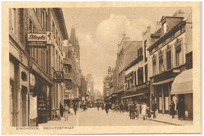 15947 Rechtestraat, met links het raadhuis, 1920 - 1940
