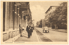 15969 Willemstraat, met de melkboer met handkar, 1920 - 1940