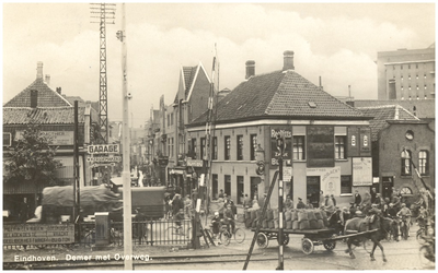 15994 Demer, overweg met links over het spoor Garage W. Kerssemakers., 1930 - 1950