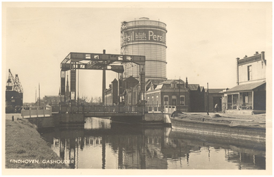 16015 Ophaalbrug van de Tongelresestraat over het kanaal. Op de achtergrond de Gashouder met reclame van Persil, 1931 - 1950