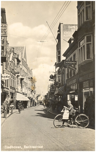 16020 Rechtestraat, met rechts schoenenwinkel Wouters, 1910 - 1940