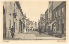 16064 Vrijstraat, met rechts de brood- en banketbakkerij van Kluytmans en links boekdrukkerij van Nunen, 1918