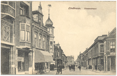 16154 De hoek van de Markt met de Nieuwstraat met links het torentje van magazijn De Olifant en rechts Café Neuf, 1900 - 1930