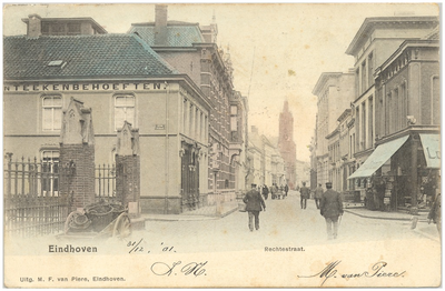 16172 Rechtestraat, met links op de hoek van de Kerkstraat boekhandel M.F. van Piere. Het tegenovergelegen pand heet De ...