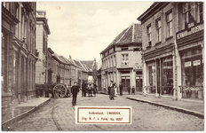 16174 Rechtestraat gezien in de richting van de Volderstraat met rechts op de hoek met de Hoendermarkt Café Limburgia, ...