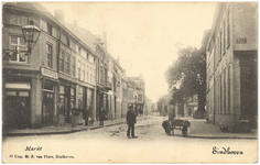 16198 Markt, gezien vanaf de hoek met de Rechtestraat. Links op de hoek Café Limburgia, 1900 - 1910
